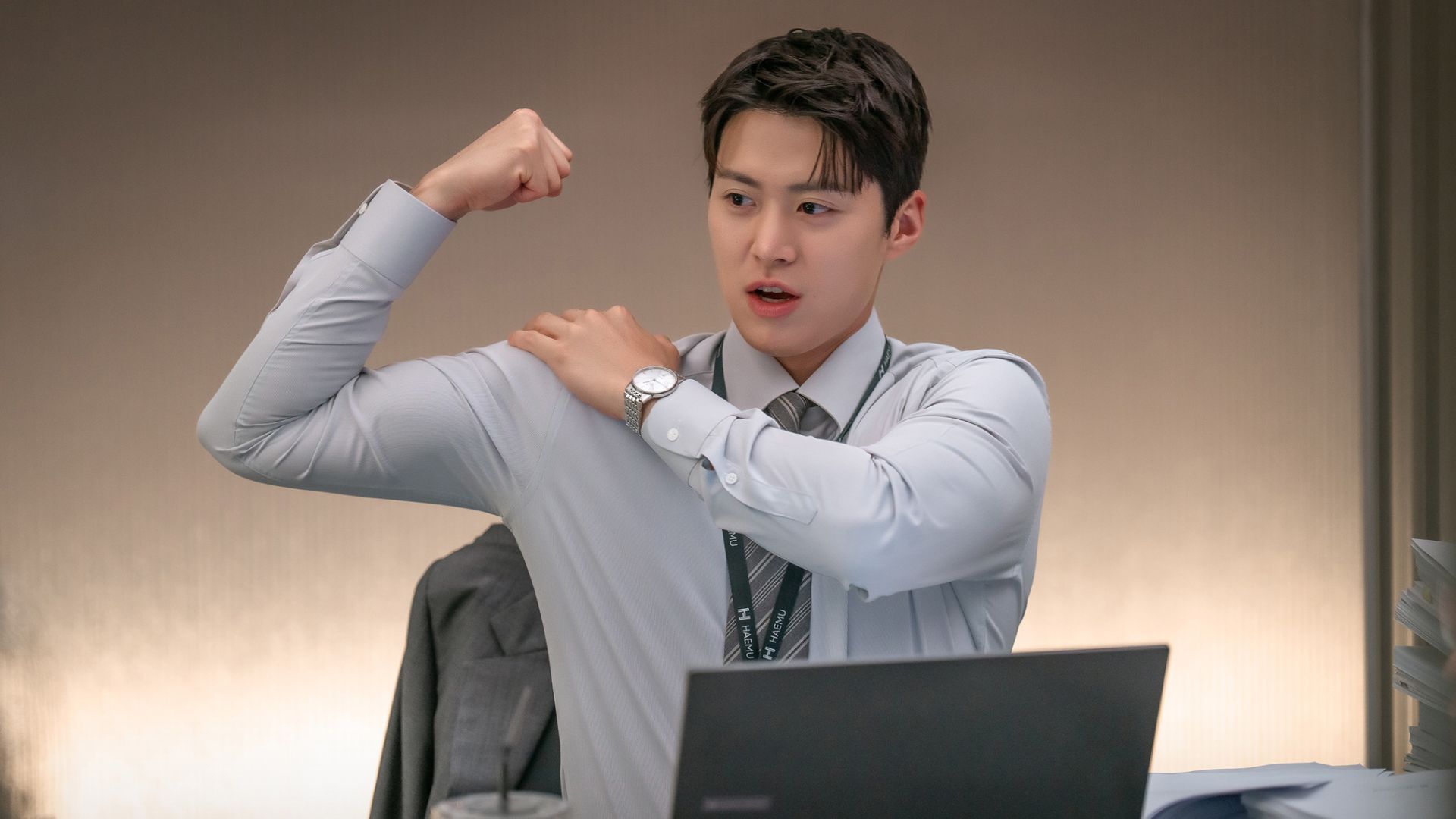 Ki-jun supports In-ah (Image via X/@CJnDrama)