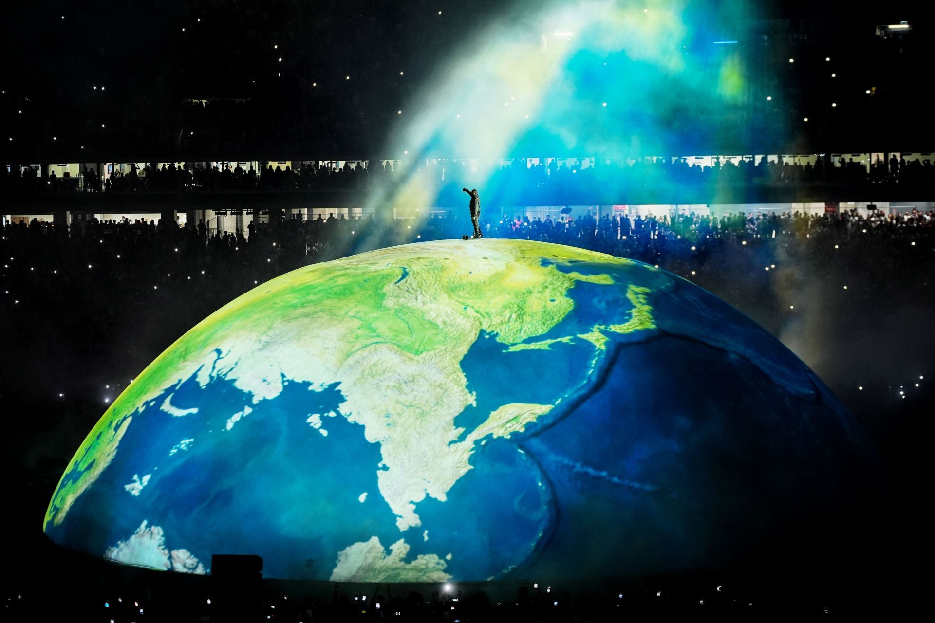 What songs did Kanye West perform during his show in Istanbul? Setlist ...