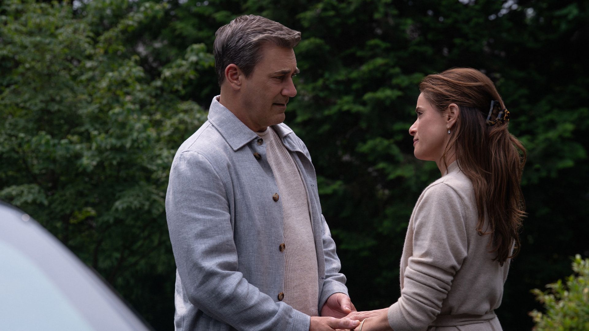 Jon Hamm and Amanda Peet (Image via Apple TV+ Press)