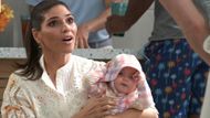 Brook Lynn brings Phoebe to the pool | Image: ABC