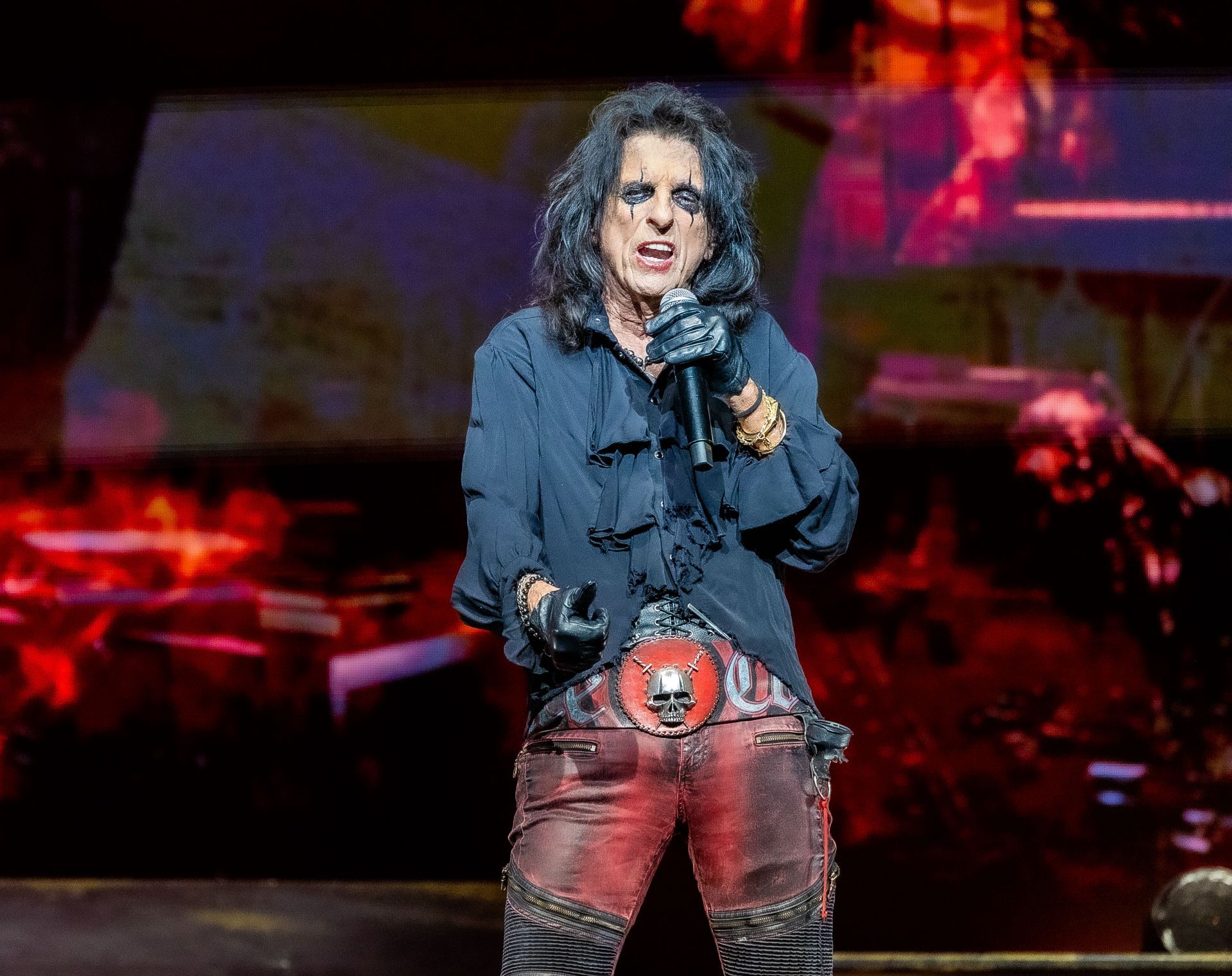 Alice Cooper speaks candidly about the dangers of AI, claims it can easily create “fake rock stars”