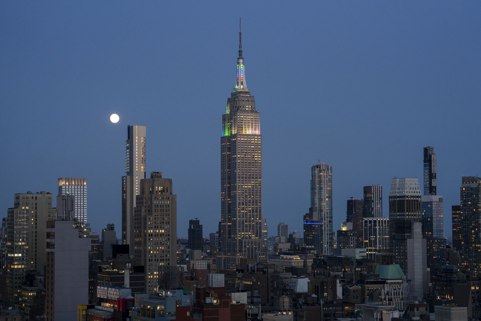 Internet reacts after Empire State Building climbers share kiss following release from jail