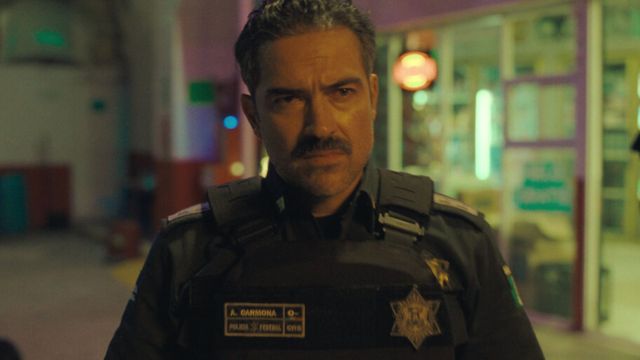 The officer (Image via Netflix)