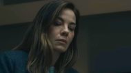 Amanda receives a letter from Frank Sr. (Image Via YouTube/@Netflix)
